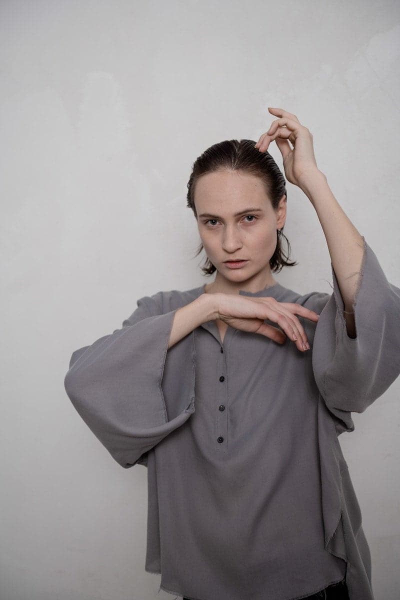 eigensinnig wien | Sartre | Einzigartige Damenbluse mit Kimono Ärmeln in grau