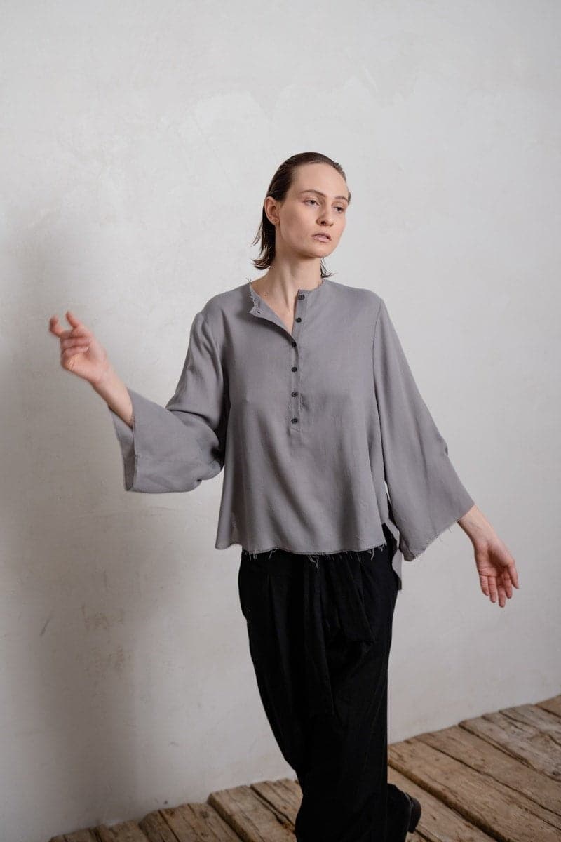 eigensinnig wien | Sartre | Einzigartige Damenbluse mit Kimono Ärmeln in grau
