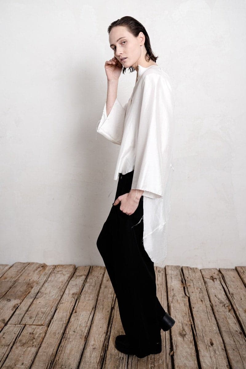 eigensinnig wien | Sartre | Elegante Damenbluse mit Kimono Ärmeln aus Seide in weiß