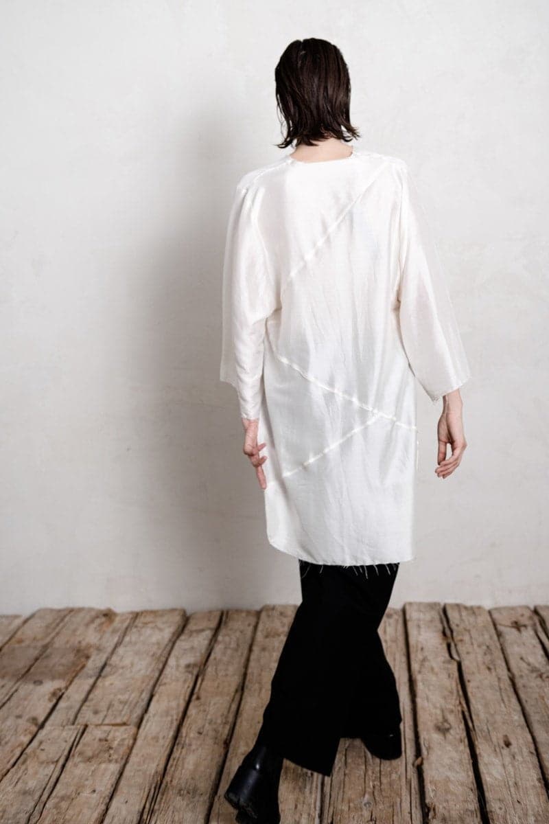 eigensinnig wien | Sartre | Elegante Damenbluse mit Kimono Ärmeln aus Seide in weiß