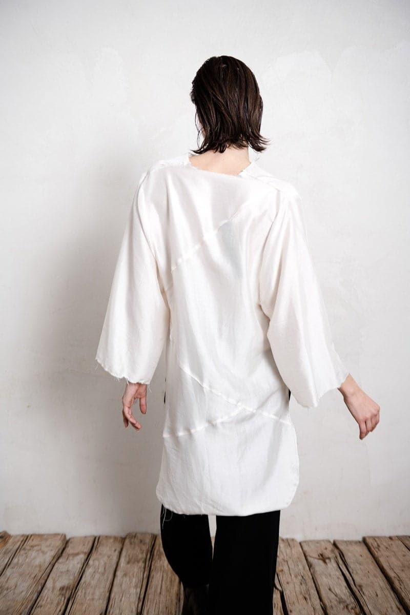 eigensinnig wien | Sartre | Elegante Damenbluse mit Kimono Ärmeln aus Seide in weiß