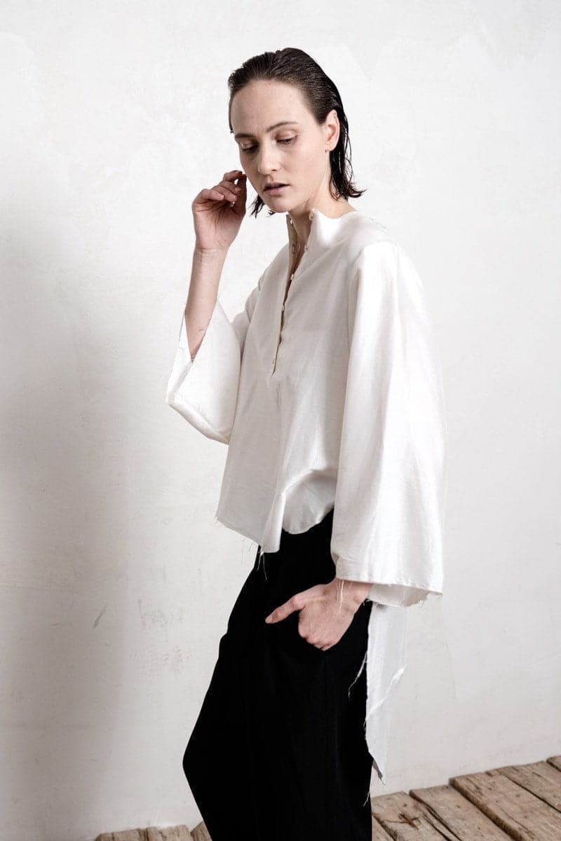eigensinnig wien | Sartre | Elegante Damenbluse mit Kimono Ärmeln aus Seide in weiß