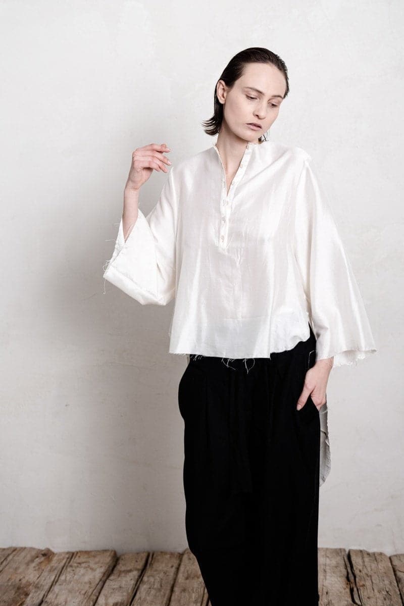 eigensinnig wien | Sartre | Elegante Damenbluse mit Kimono Ärmeln aus Seide in weiß