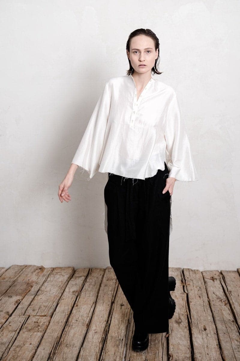 eigensinnig wien | Sartre | Elegante Damenbluse mit Kimono Ärmeln aus Seide in weiß