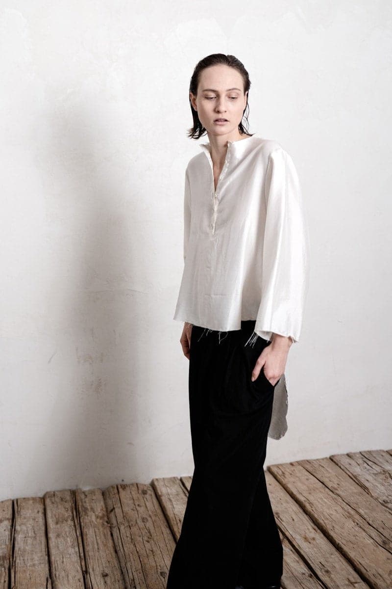 eigensinnig wien | Sartre | Elegante Damenbluse mit Kimono Ärmeln aus Seide in weiß