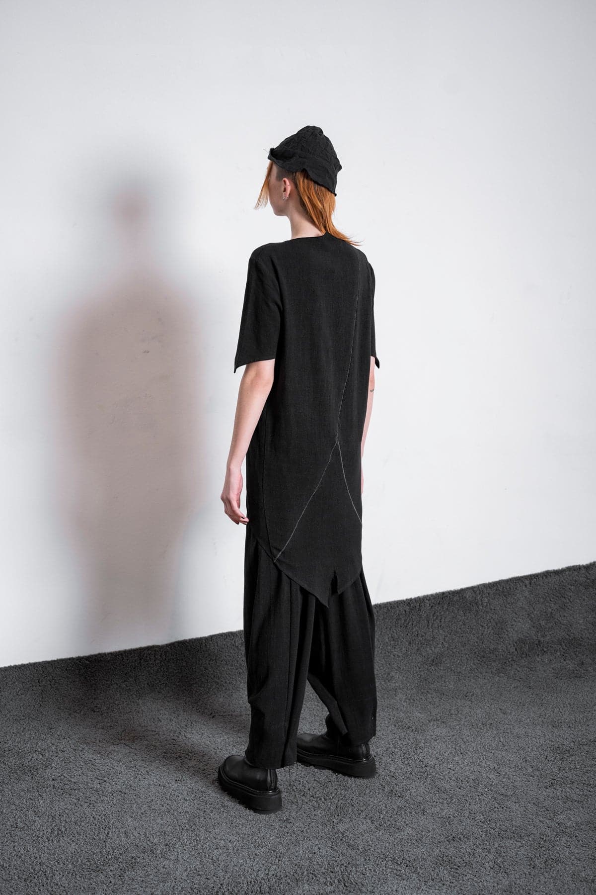 eigensinnig wien | Serres | Extra langes Leinen T-Shirt für Damen und Herren in Schwarz