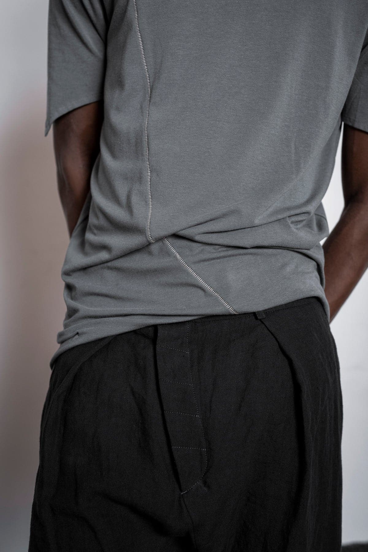 eigensinnig wien | Serres | Extra langes T-Shirt für Damen und Herren in Grau