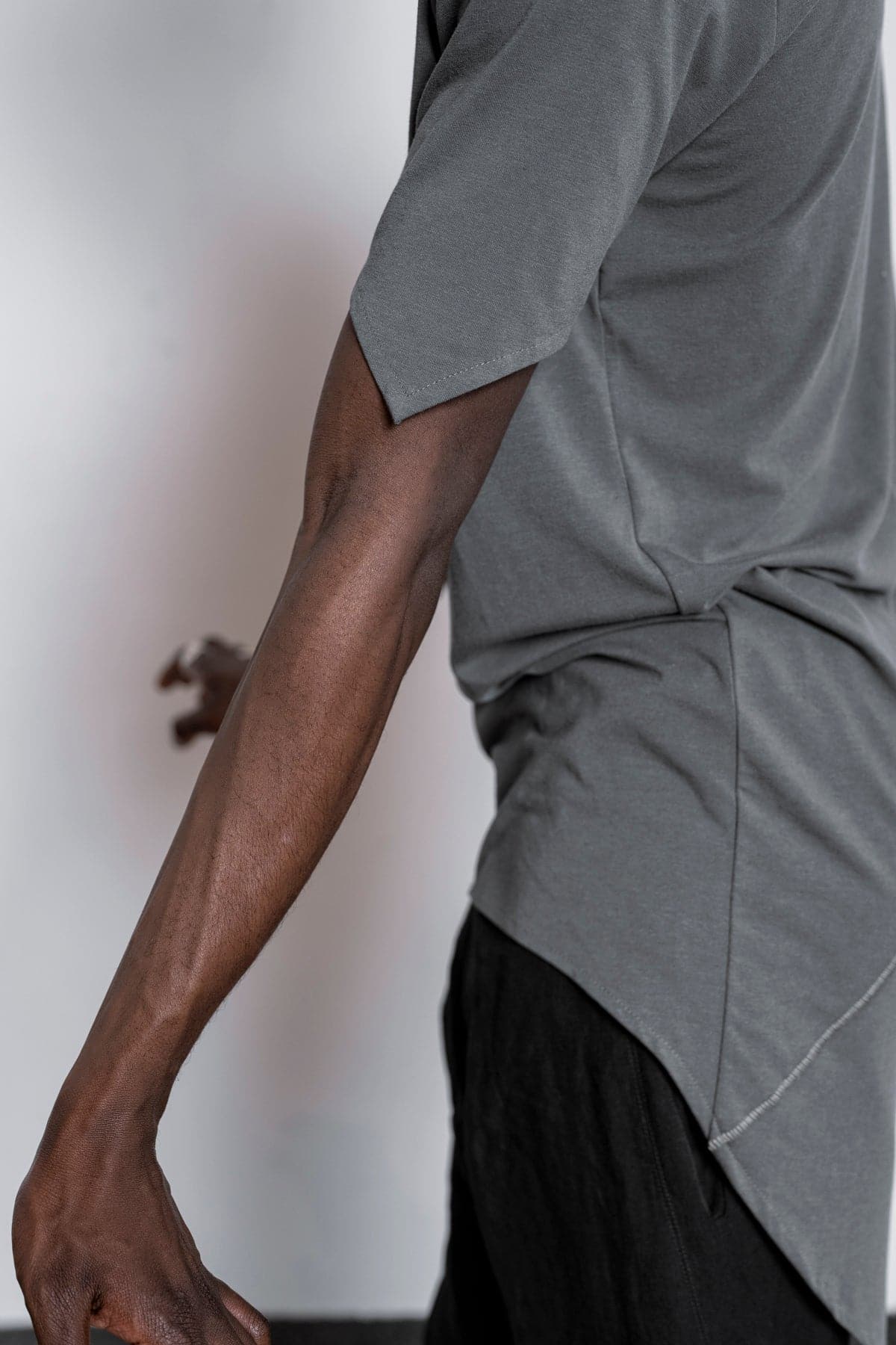 eigensinnig wien | Serres | Extra langes T-Shirt für Damen und Herren in Grau