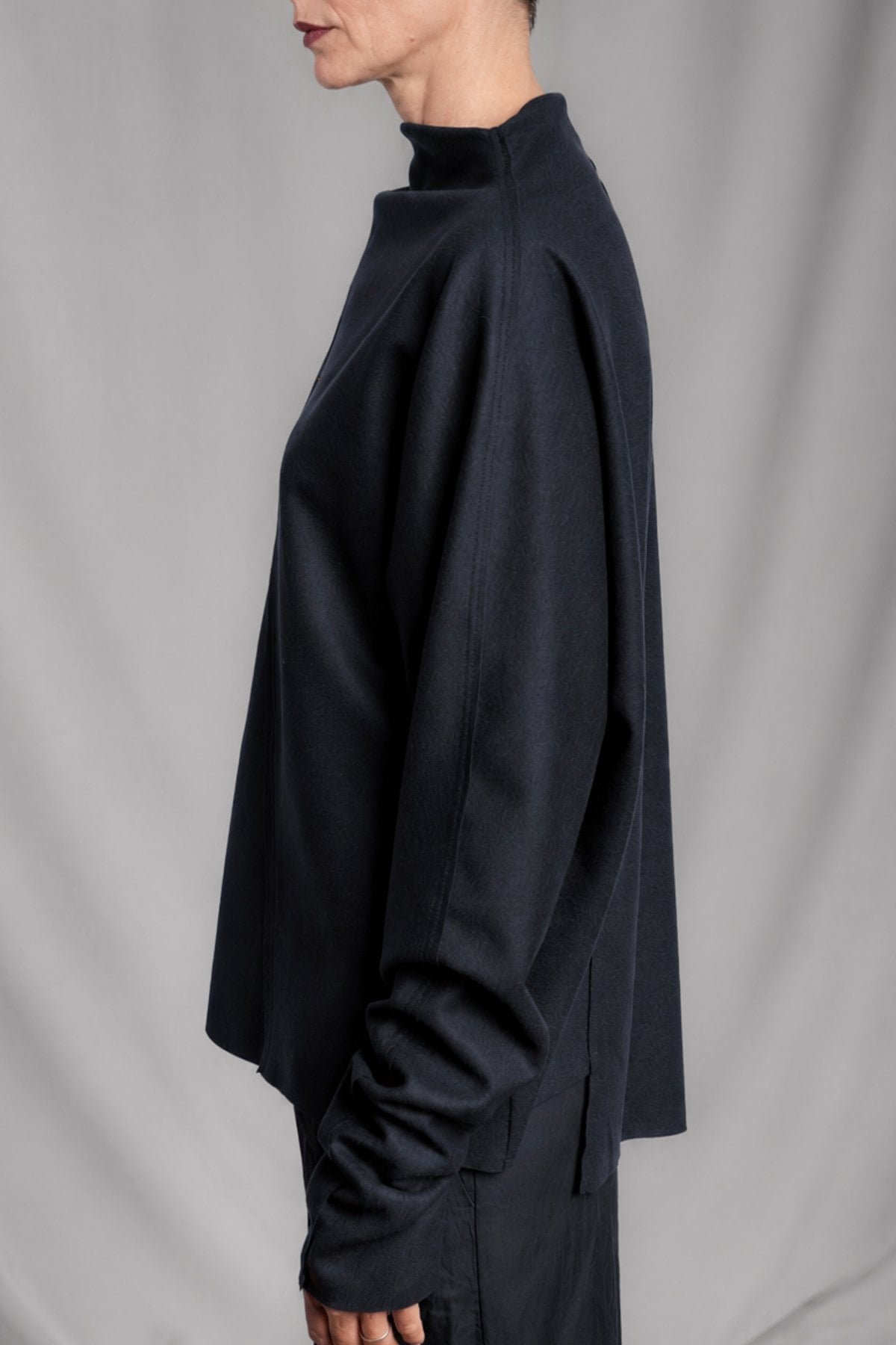 eigensinnig wien | Shikumen | Nachtblauer Oversize Designer-Pullover aus hochwertiger Schurwolle