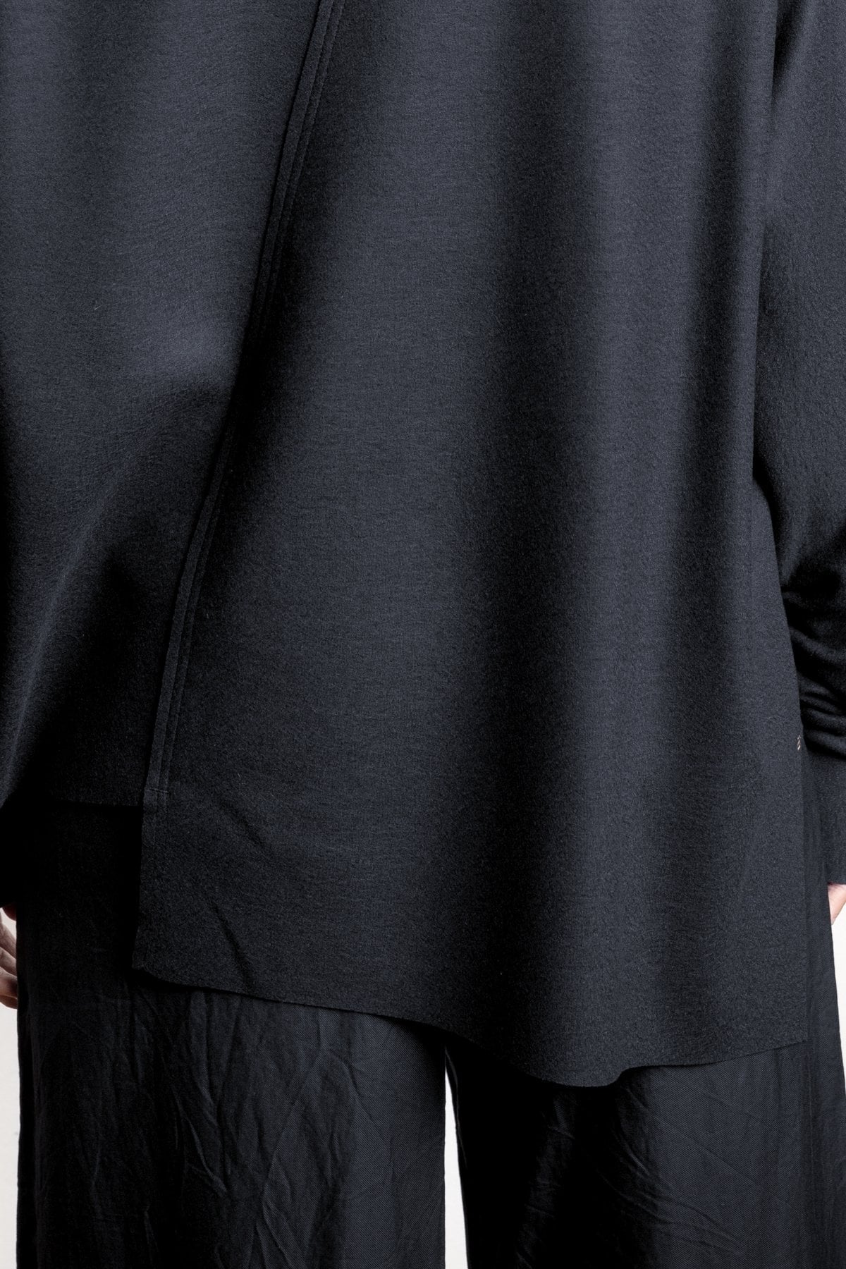 eigensinnig wien | Shikumen | Nachtblauer Oversize Designer-Pullover aus hochwertiger Schurwolle