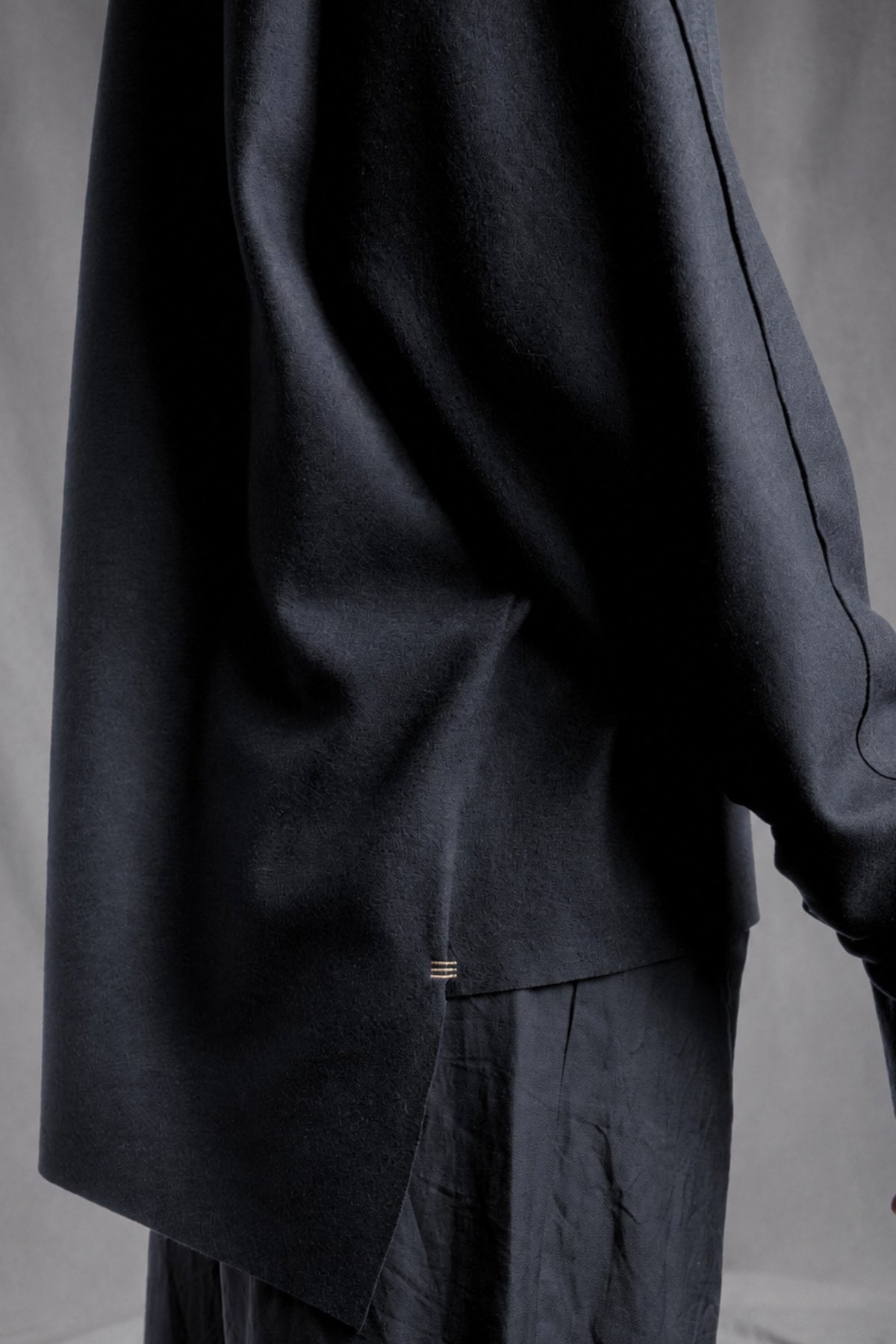 eigensinnig wien | Shikumen | Nachtblauer Oversize Designer-Pullover aus hochwertiger Schurwolle