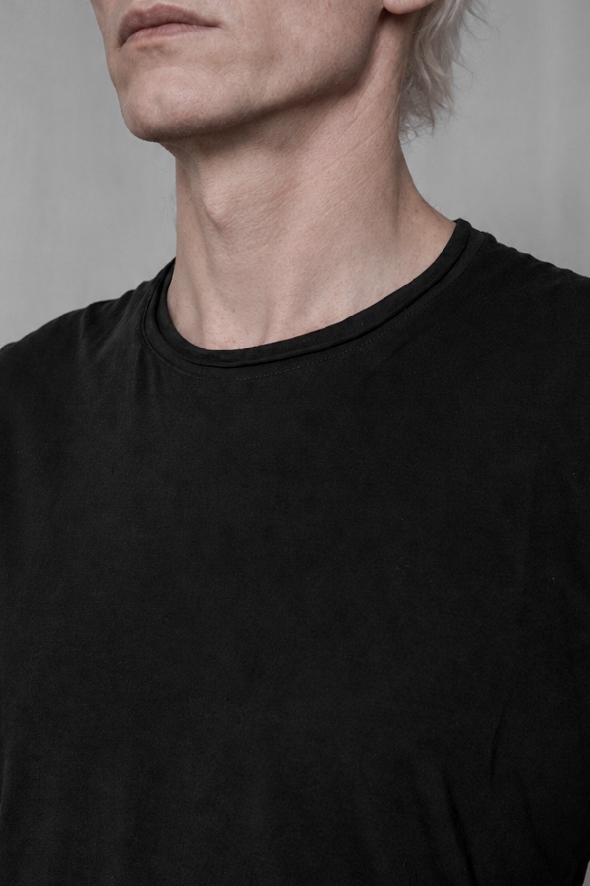 eigensinnig wien | Simandl | Schwarzes, Minimalistisches Designer T-Shirt aus feiner Baumwolle