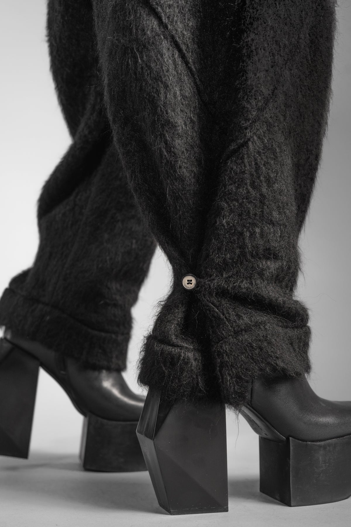 eigensinnig wien | Sloterdijk | Außergewöhnliche Designer Flausch-Haremshose in Schwarz