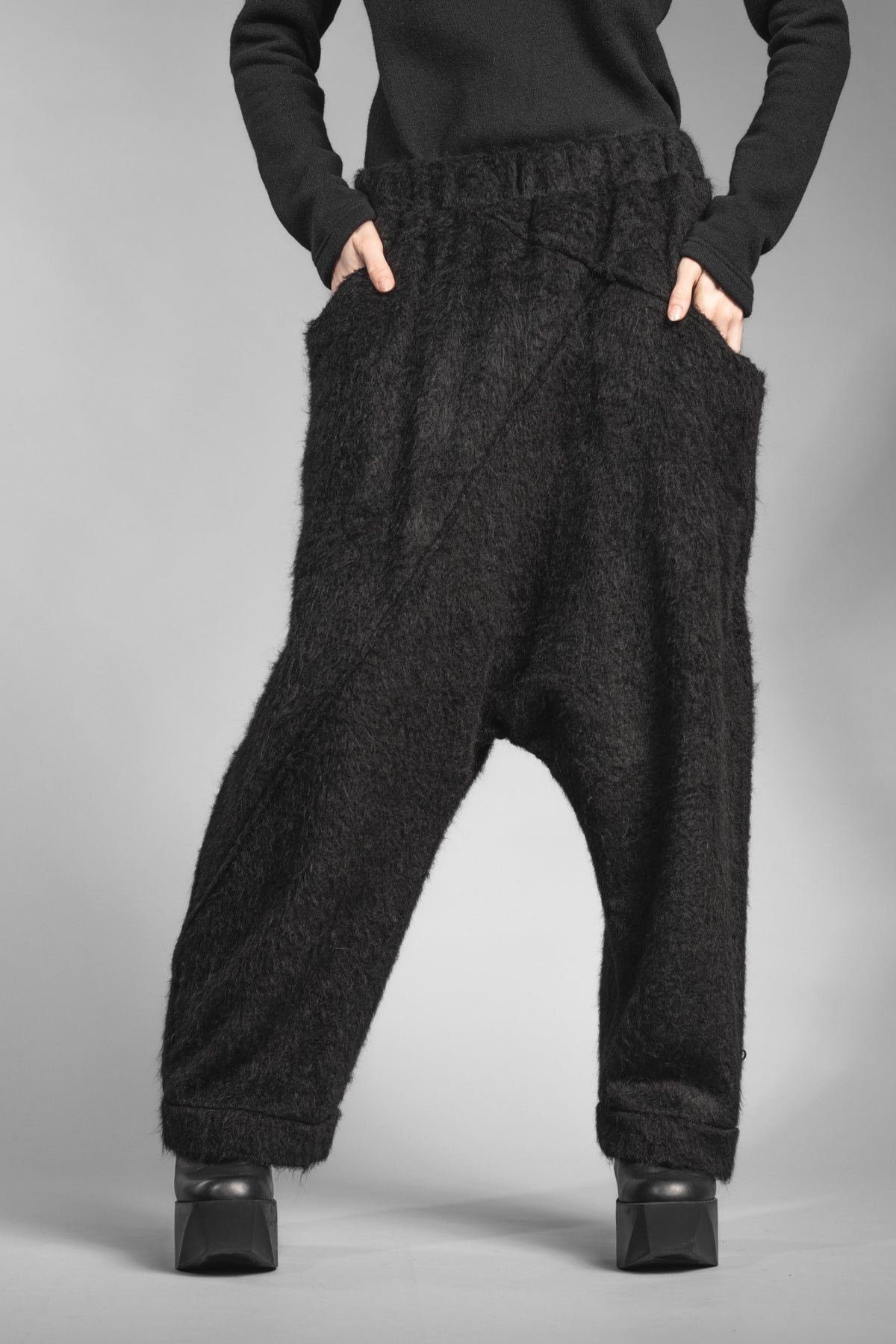 eigensinnig wien | Sloterdijk | Außergewöhnliche Designer Flausch-Haremshose in Schwarz