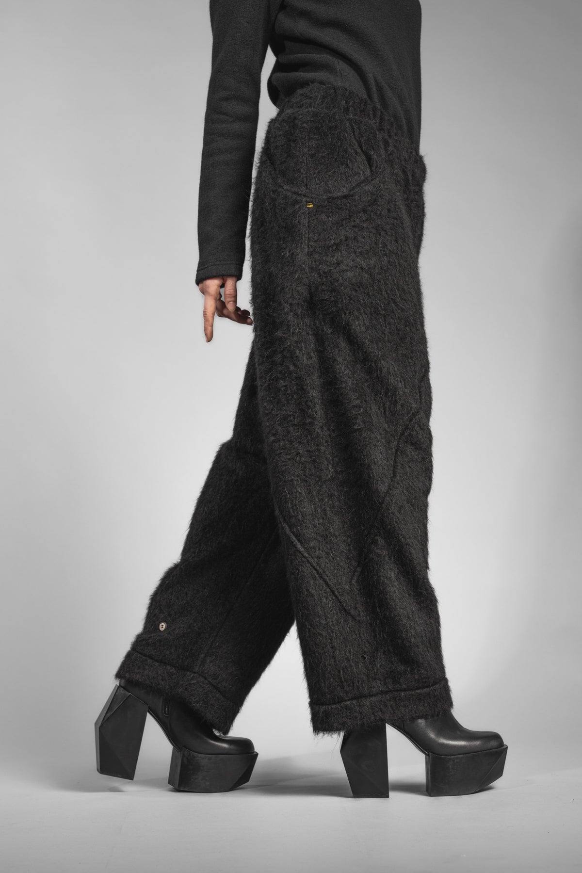 eigensinnig wien | Sloterdijk | Außergewöhnliche Designer Flausch-Haremshose in Schwarz