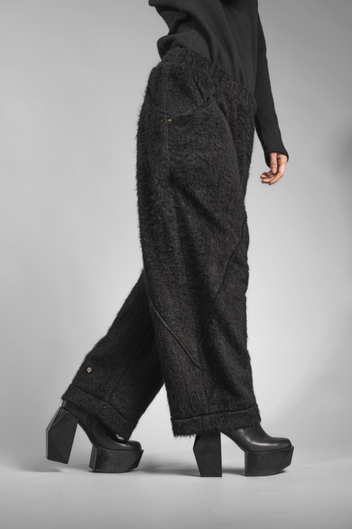 eigensinnig wien | Sloterdijk | Außergewöhnliche Designer Flausch-Haremshose in Schwarz