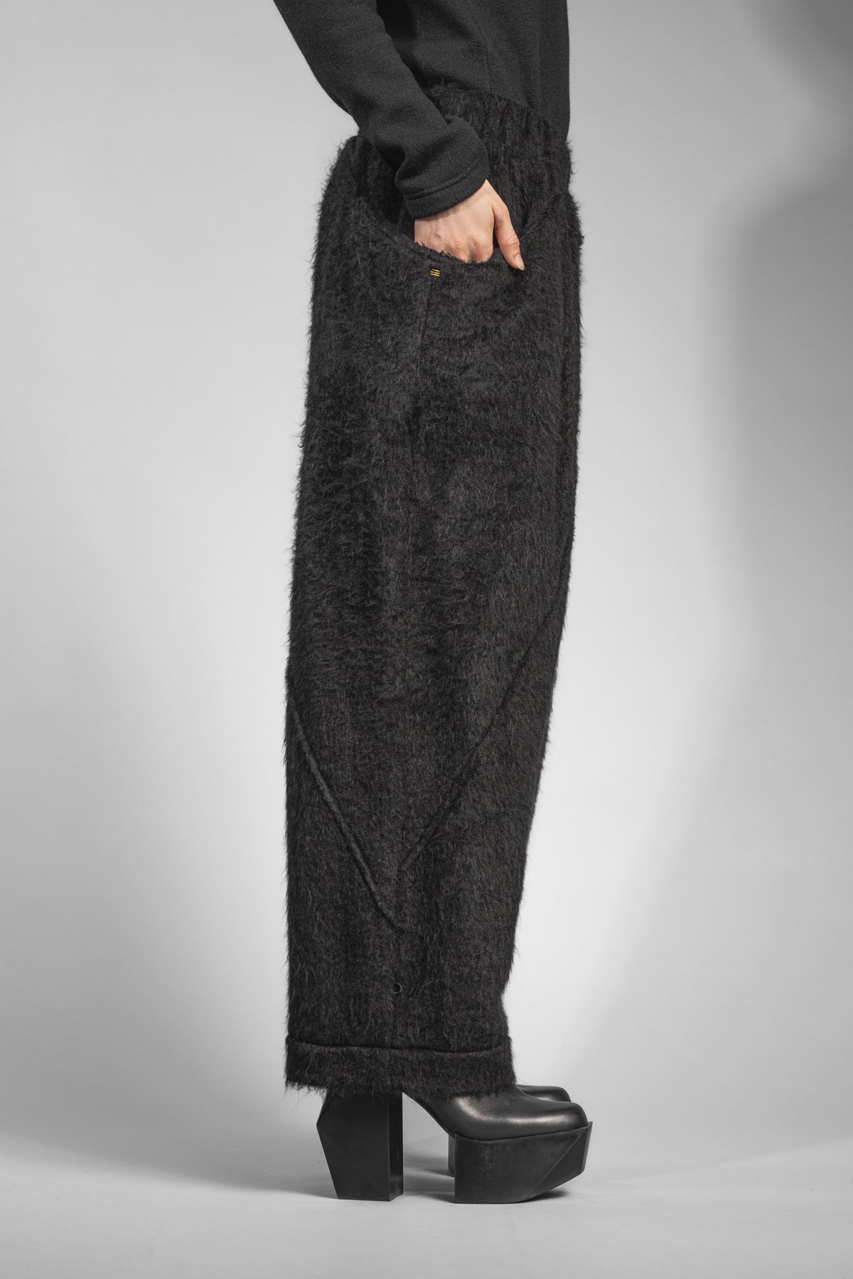 eigensinnig wien | Sloterdijk | Außergewöhnliche Designer Flausch-Haremshose in Schwarz