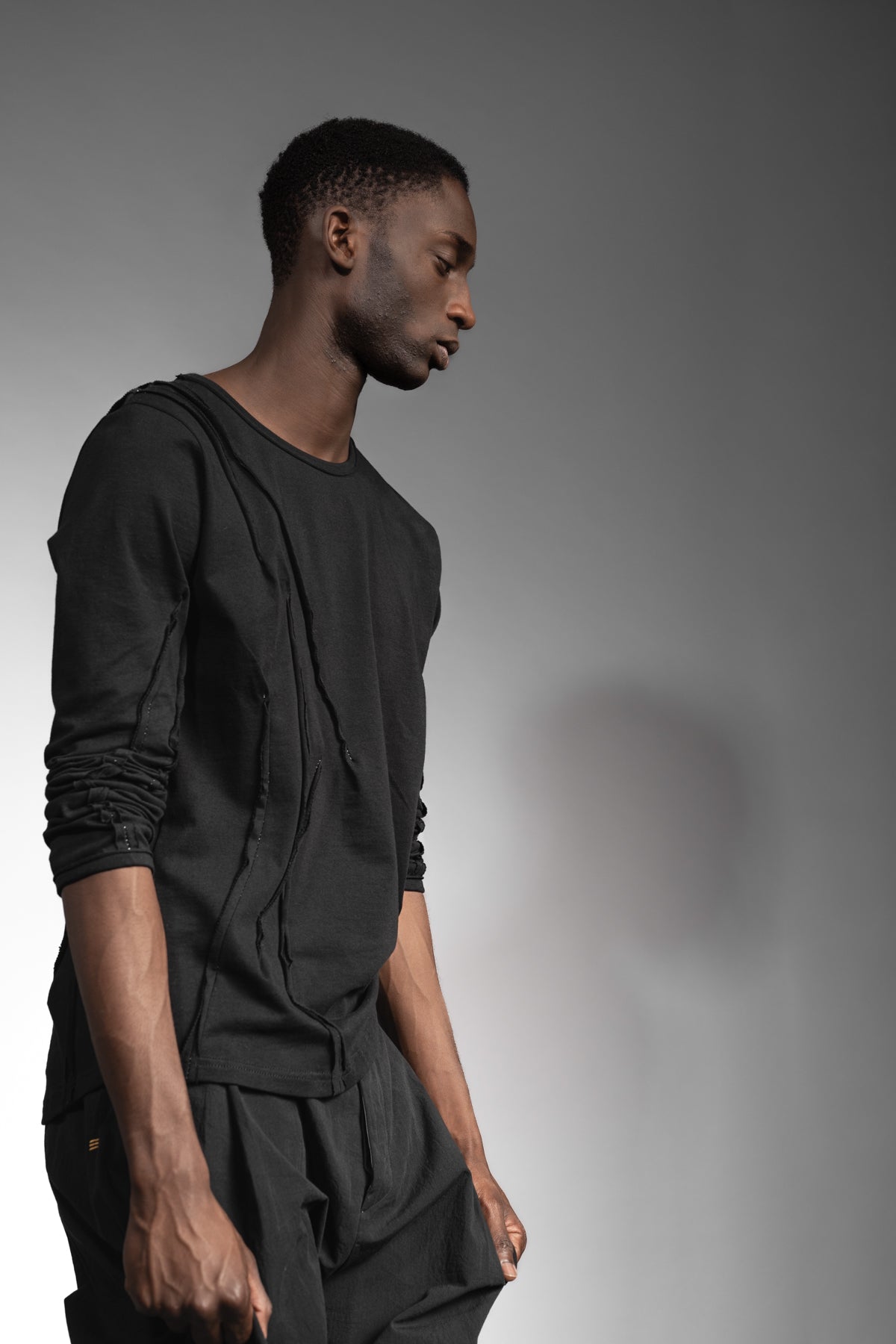 eigensinnig wien | Snark | Schwarzer Distressed-Pullover aus hochwertiger Feinstrick-Baumwolle aus Japan