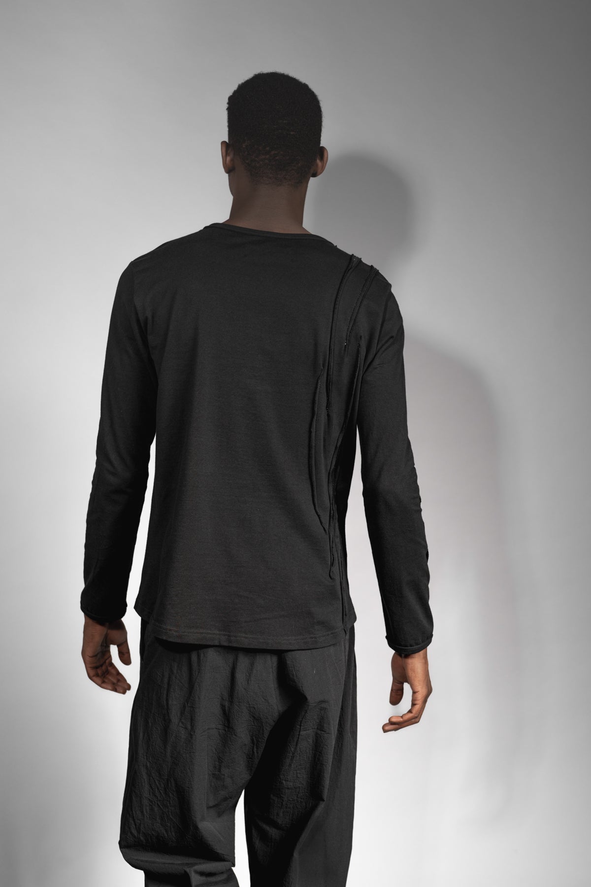 eigensinnig wien | Snark | Schwarzer Distressed-Pullover aus hochwertiger Feinstrick-Baumwolle aus Japan