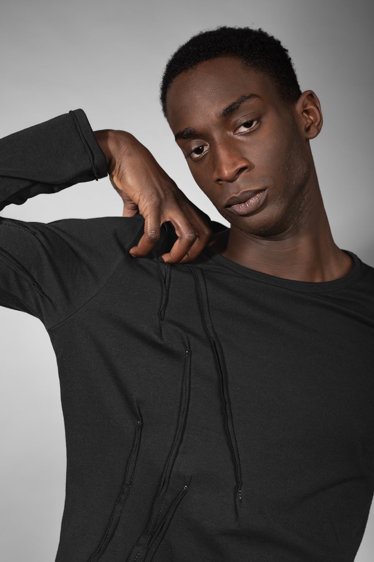 eigensinnig wien | Snark | Schwarzer Distressed-Pullover aus hochwertiger Feinstrick-Baumwolle aus Japan