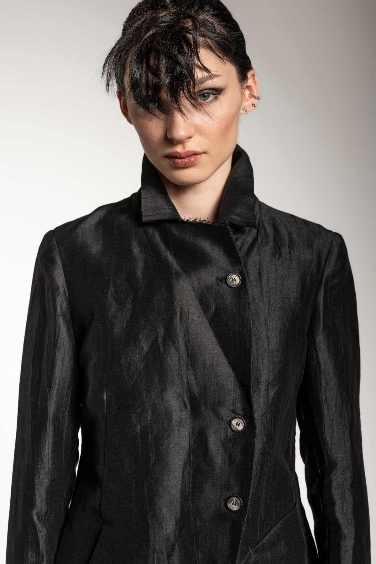 eigensinnig wien | Stein | Asymmetrischer Designer Blazer für Damen aus Leinen in Schwarz