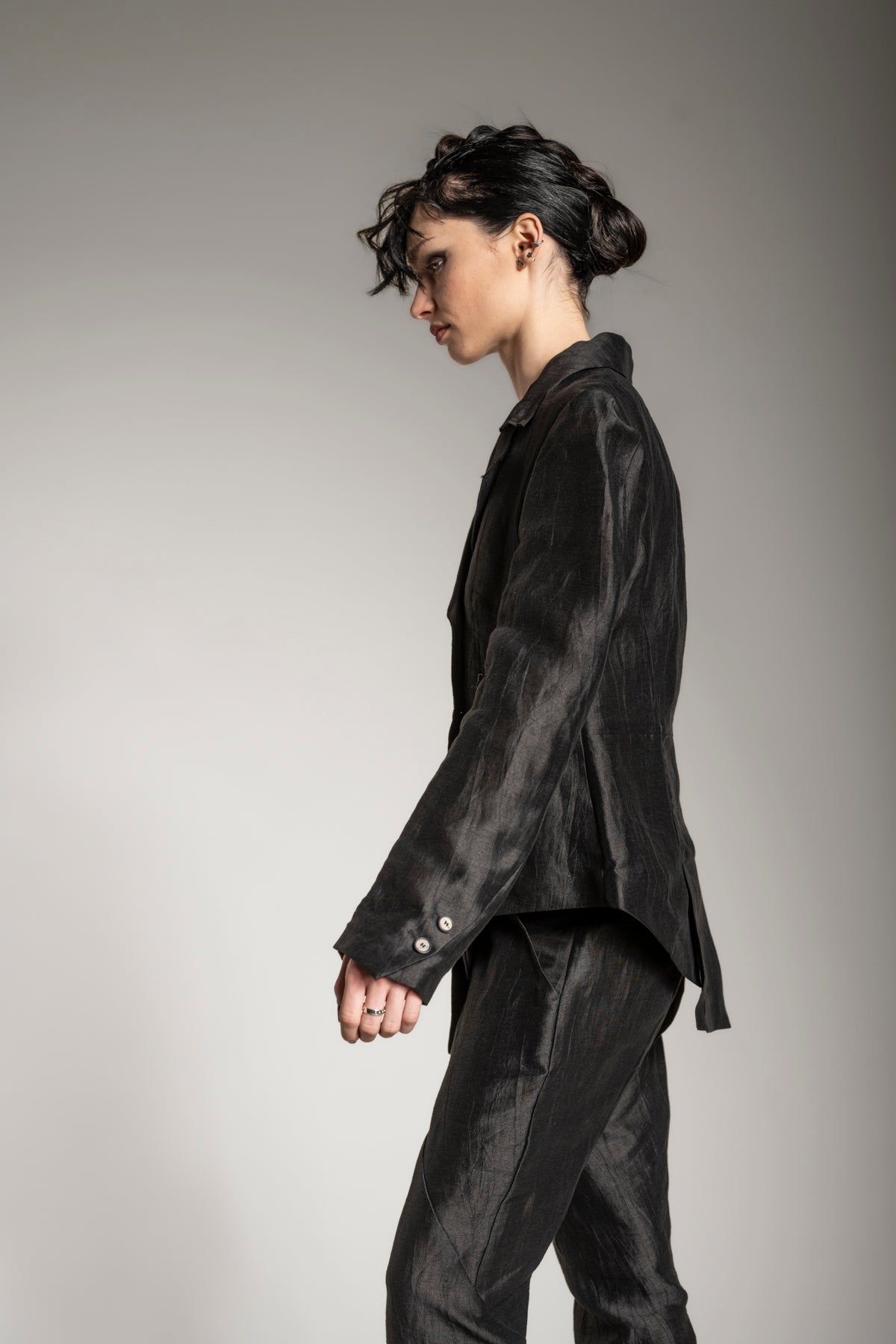 eigensinnig wien | Stein | Asymmetrischer Designer Blazer für Damen aus Leinen in Schwarz