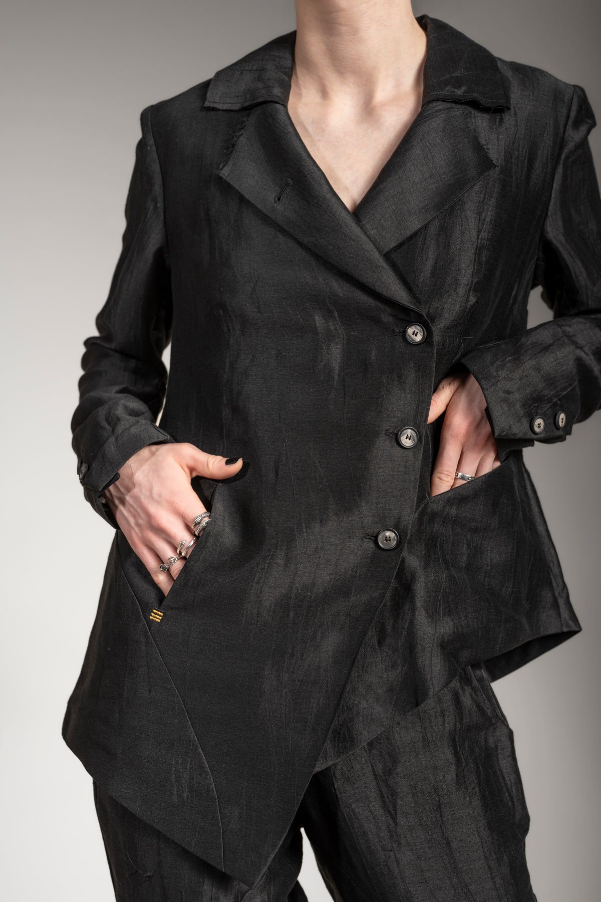 eigensinnig wien | Stein | Asymmetrischer Designer Blazer für Damen aus Leinen in Schwarz