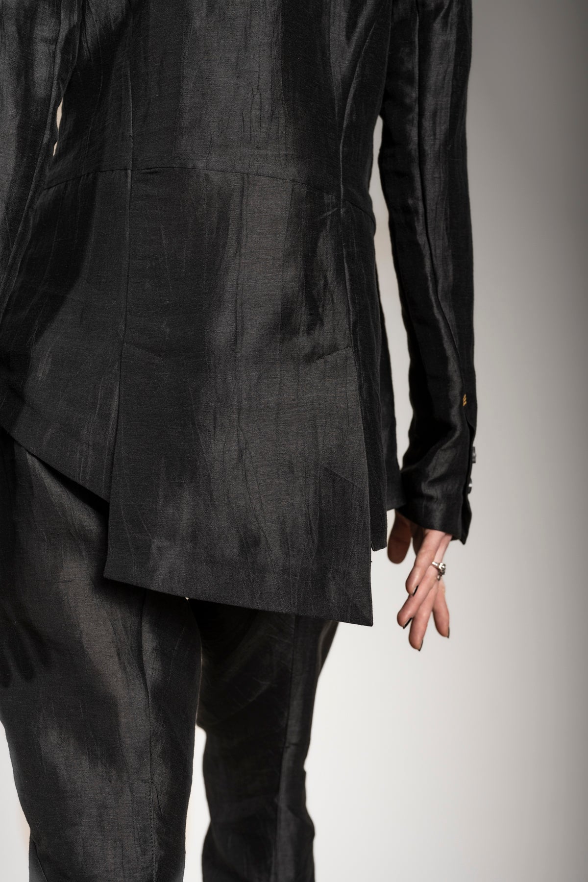 eigensinnig wien | Stein | Asymmetrischer Designer Blazer für Damen aus Leinen in Schwarz
