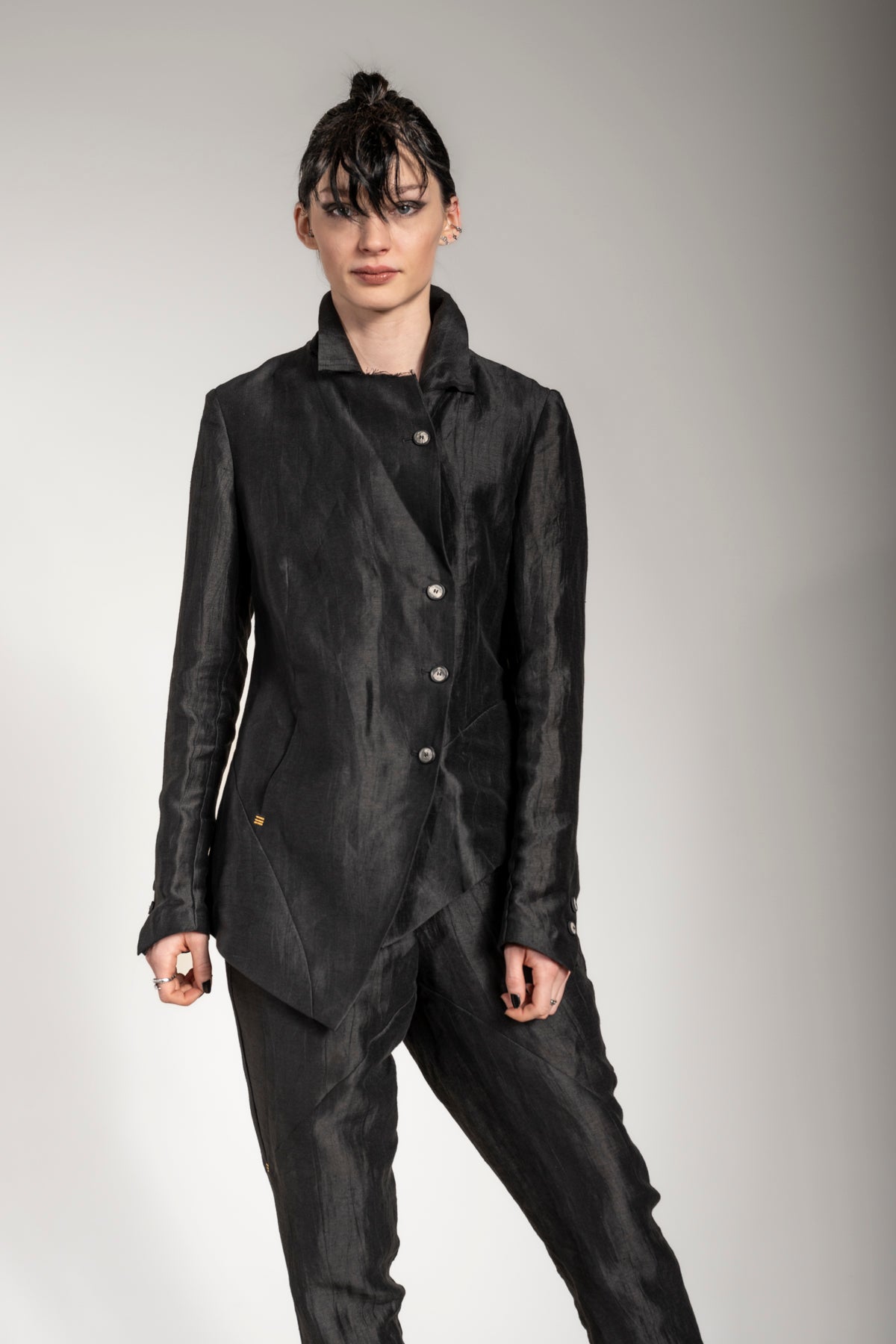 eigensinnig wien | Stein | Asymmetrischer Designer Blazer für Damen aus Leinen in Schwarz