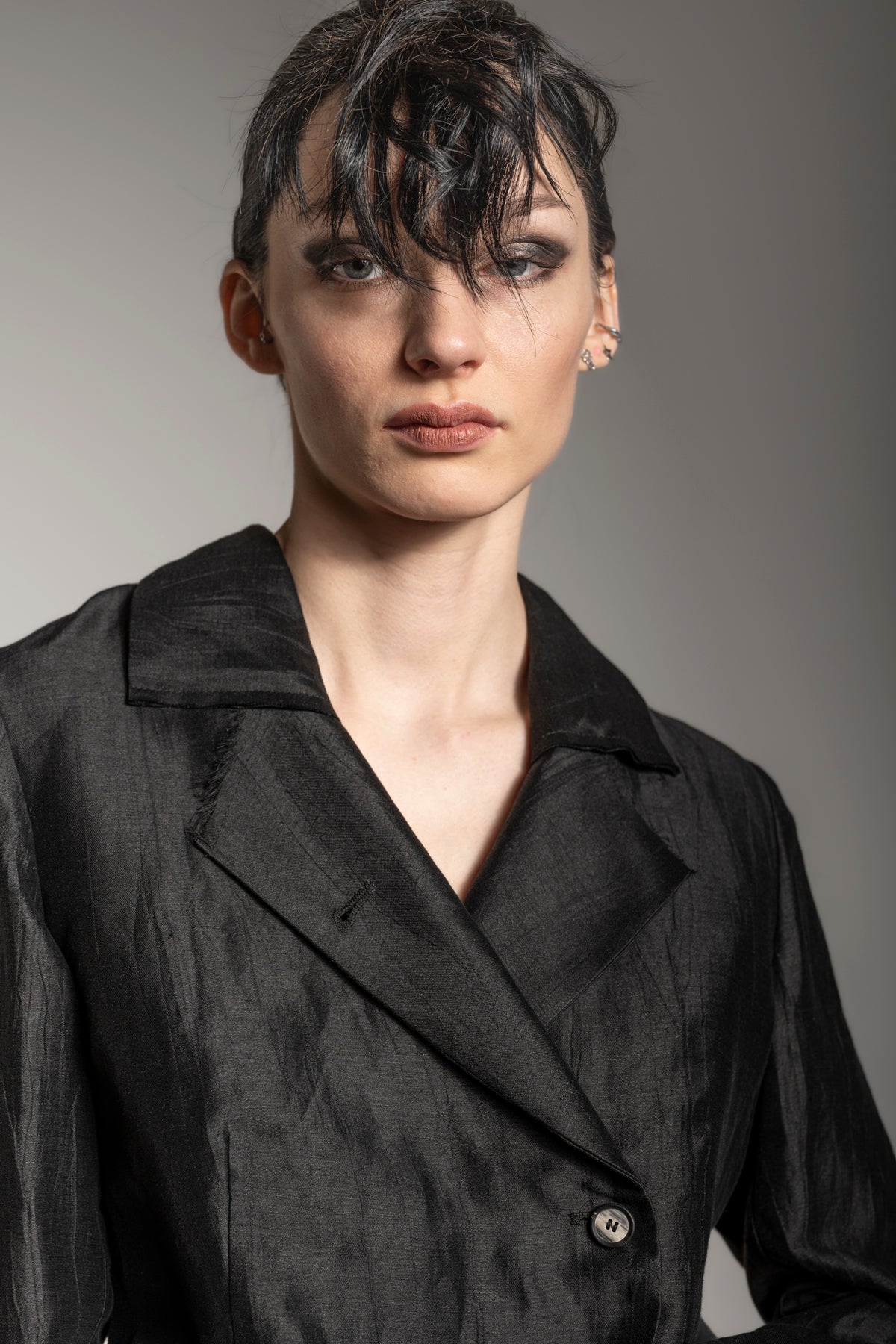 eigensinnig wien | Stein | Asymmetrischer Designer Blazer für Damen aus Leinen in Schwarz