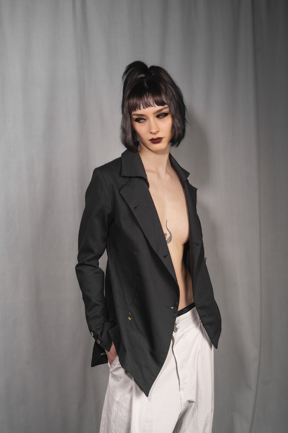 eigensinnig wien | Stein | Extravaganter, asymmetrischer Designerblazer für Damen aus schwarzer Baumwolle