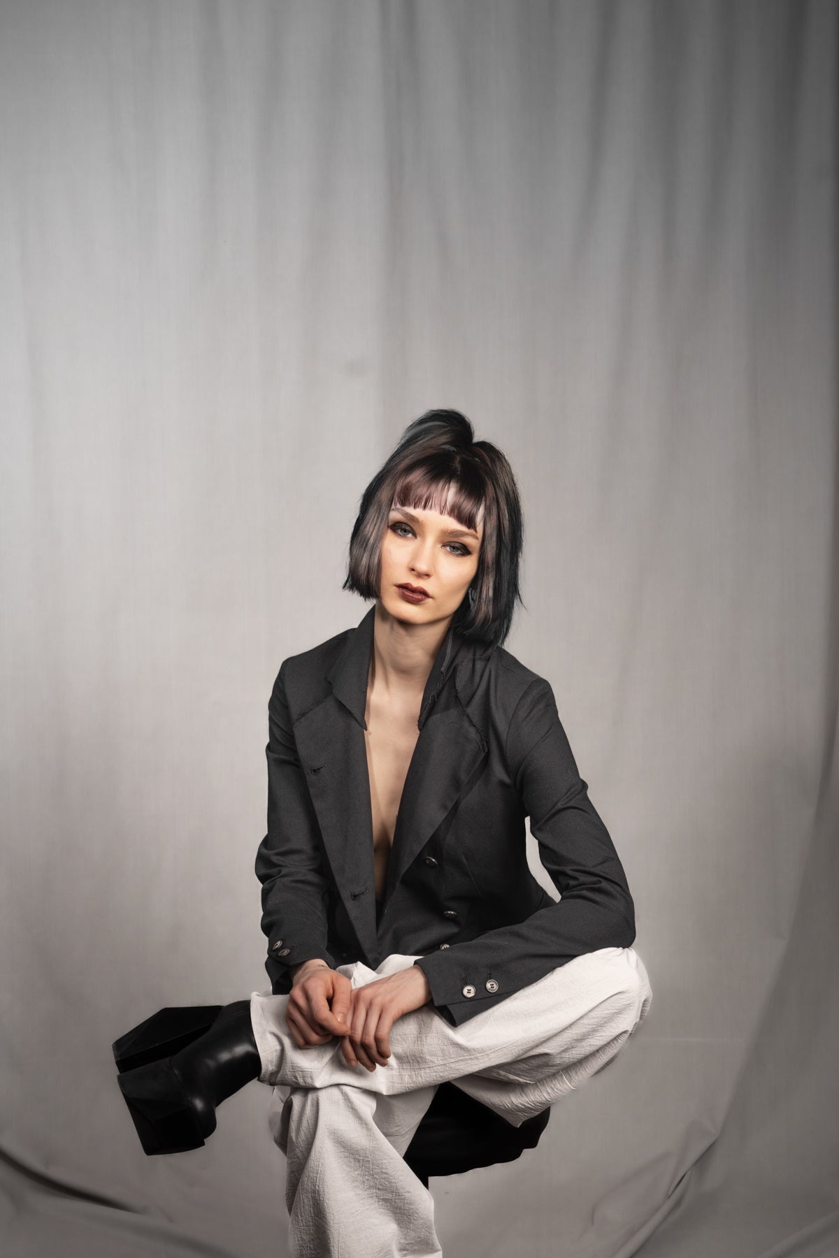 eigensinnig wien | Stein | Extravaganter, asymmetrischer Designerblazer für Damen aus schwarzer Baumwolle