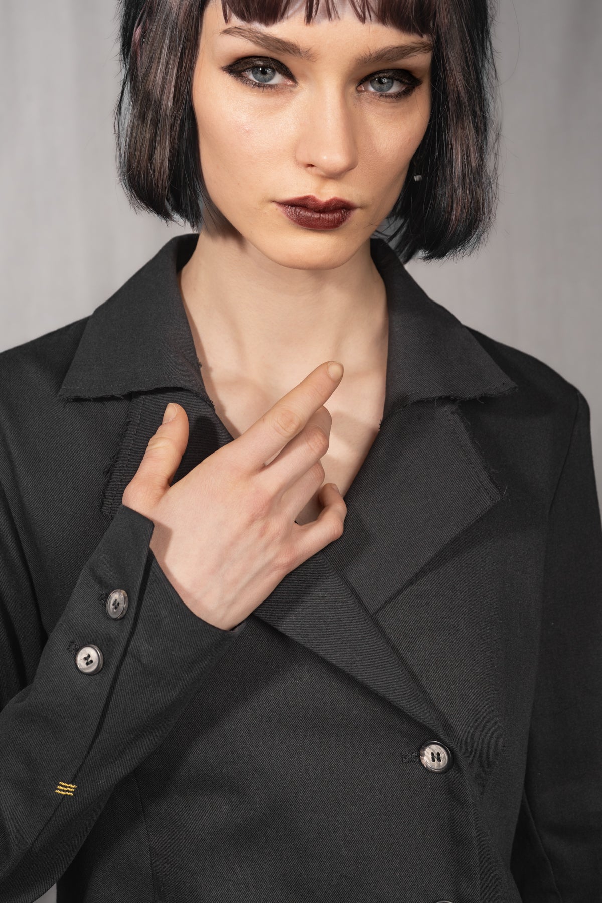 eigensinnig wien | Stein | Extravaganter, asymmetrischer Designerblazer für Damen aus schwarzer Baumwolle