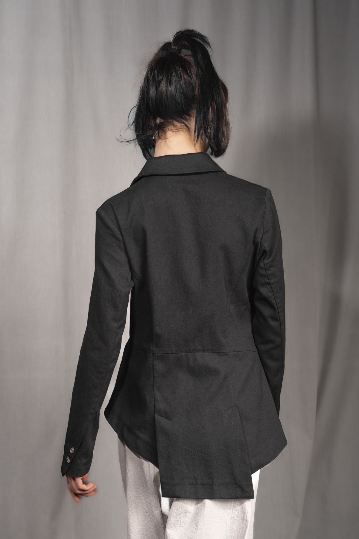 eigensinnig wien | Stein | Extravaganter, asymmetrischer Designerblazer für Damen aus schwarzer Baumwolle