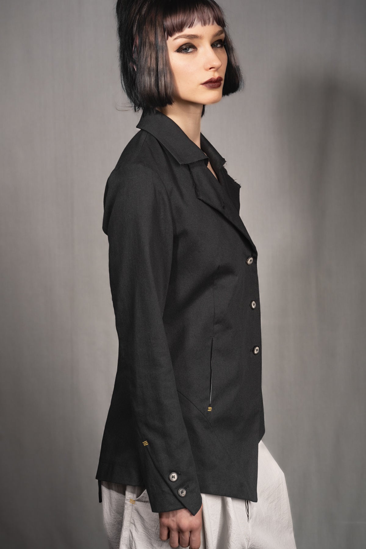 eigensinnig wien | Stein | Extravaganter, asymmetrischer Designerblazer für Damen aus schwarzer Baumwolle