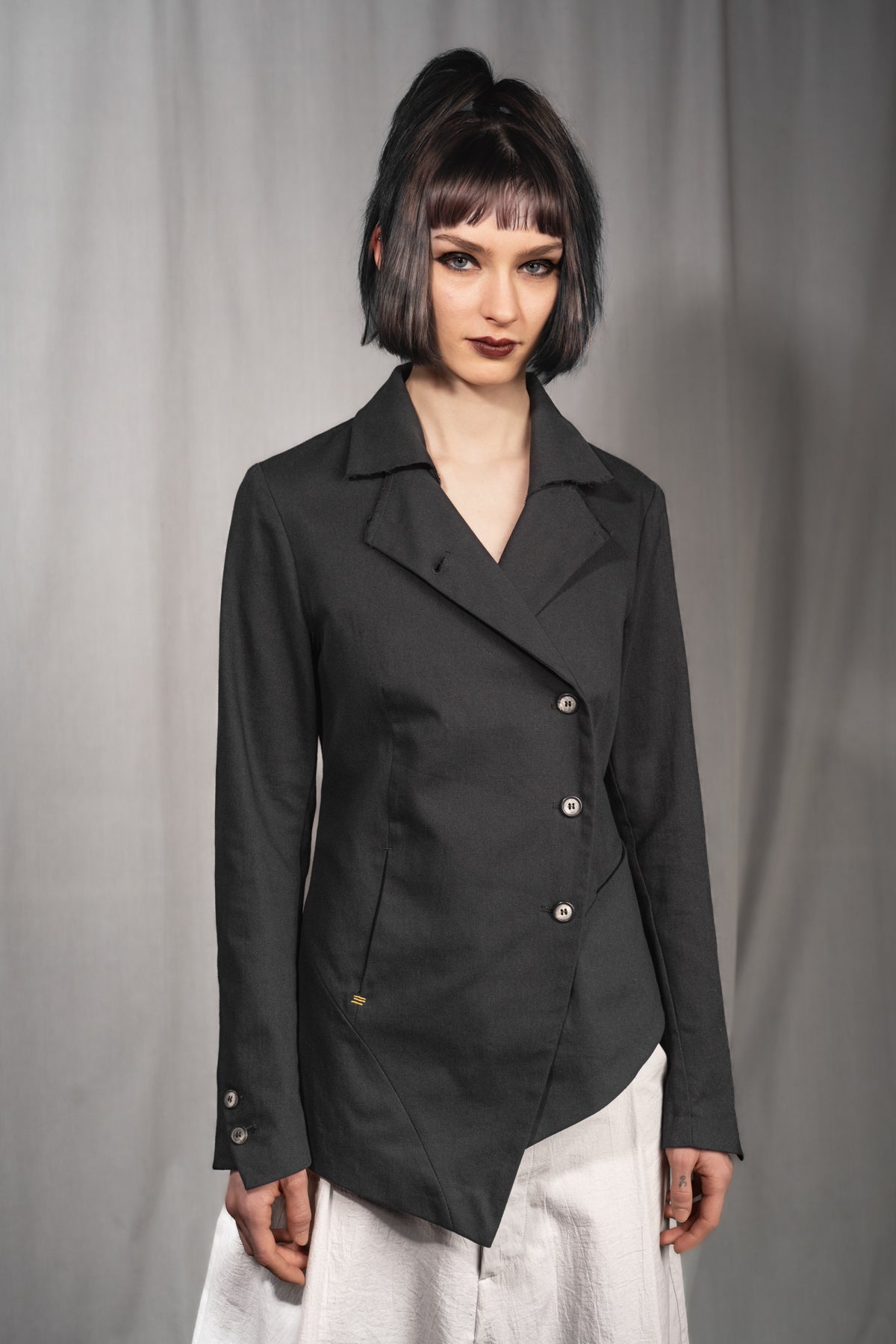 eigensinnig wien | Stein | Extravaganter, asymmetrischer Designerblazer für Damen aus schwarzer Baumwolle