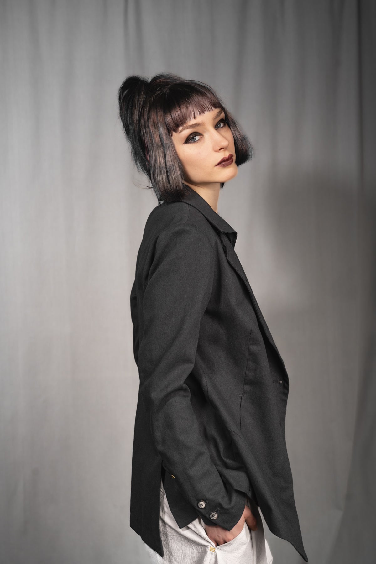 eigensinnig wien | Stein | Extravaganter, asymmetrischer Designerblazer für Damen aus schwarzer Baumwolle