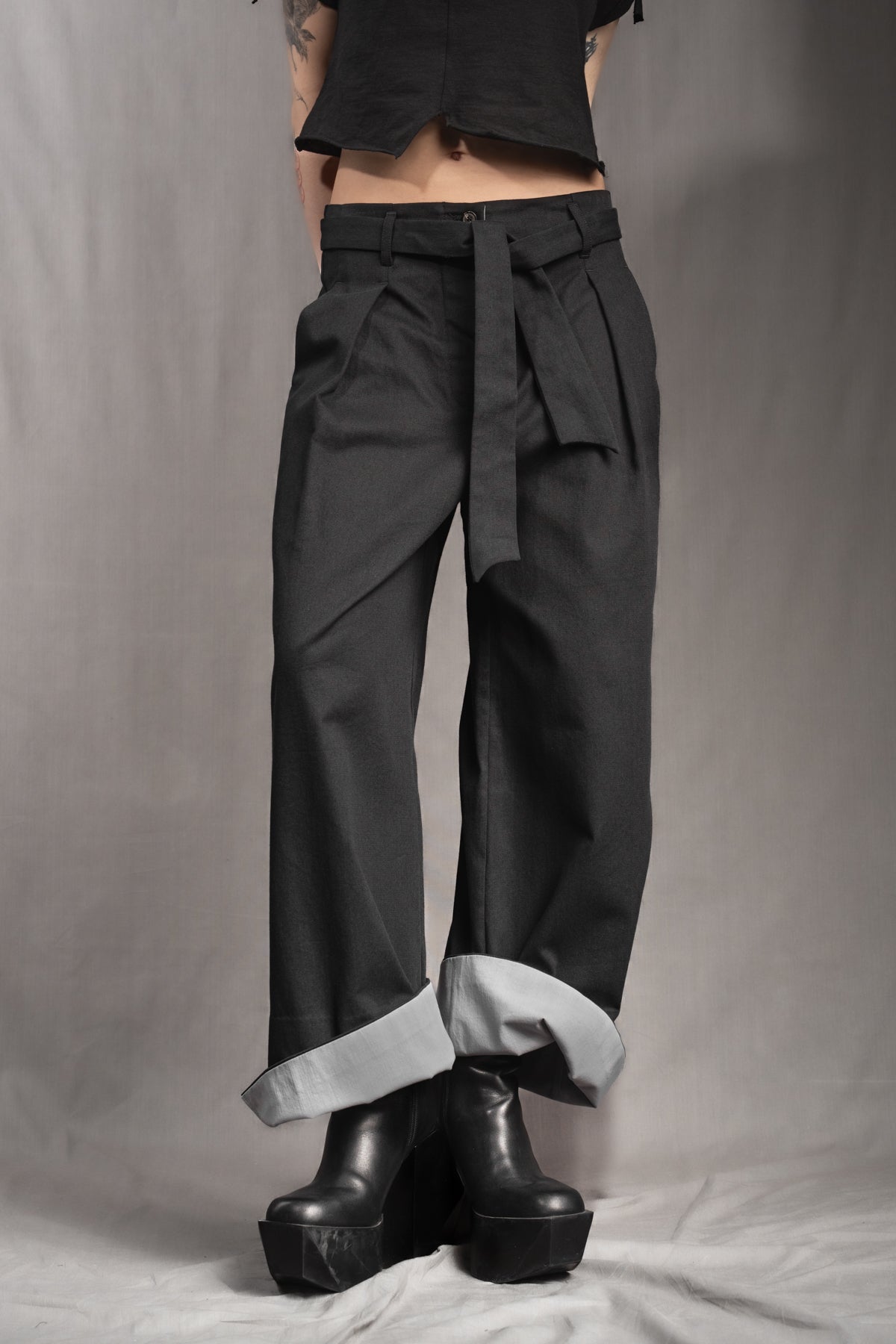 eigensinnig wien | Streeruwitz | Elegante Avantgarde Bundfaltenhose mit weitem Bein aus schwarzer Baumwolle