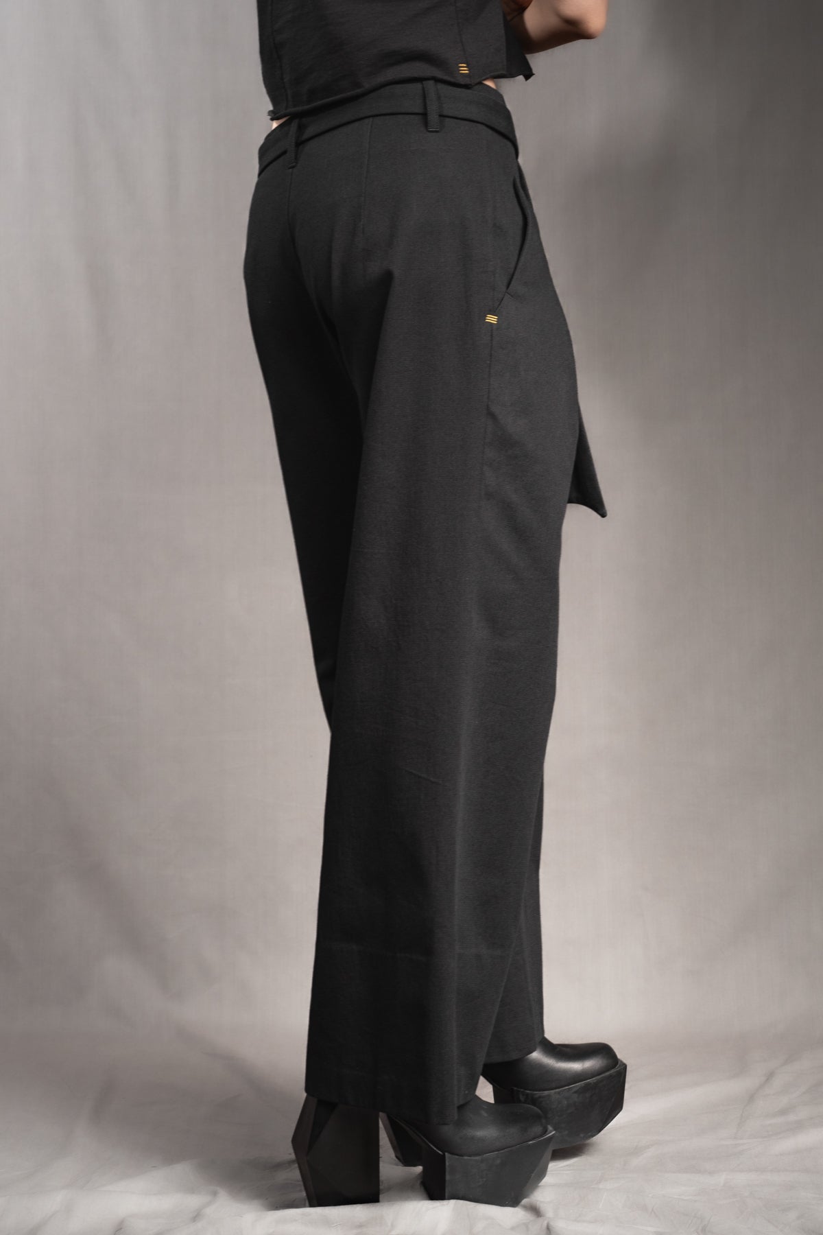 eigensinnig wien | Streeruwitz | Elegante Avantgarde Bundfaltenhose mit weitem Bein aus schwarzer Baumwolle