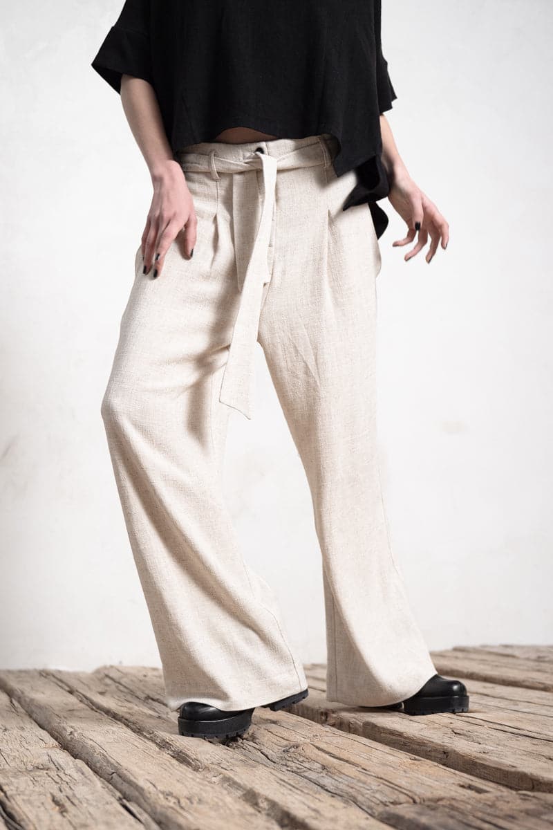 eigensinnig wien | Streeruwitz | Marlenehose aus Leinen mit weitem Bein in beige