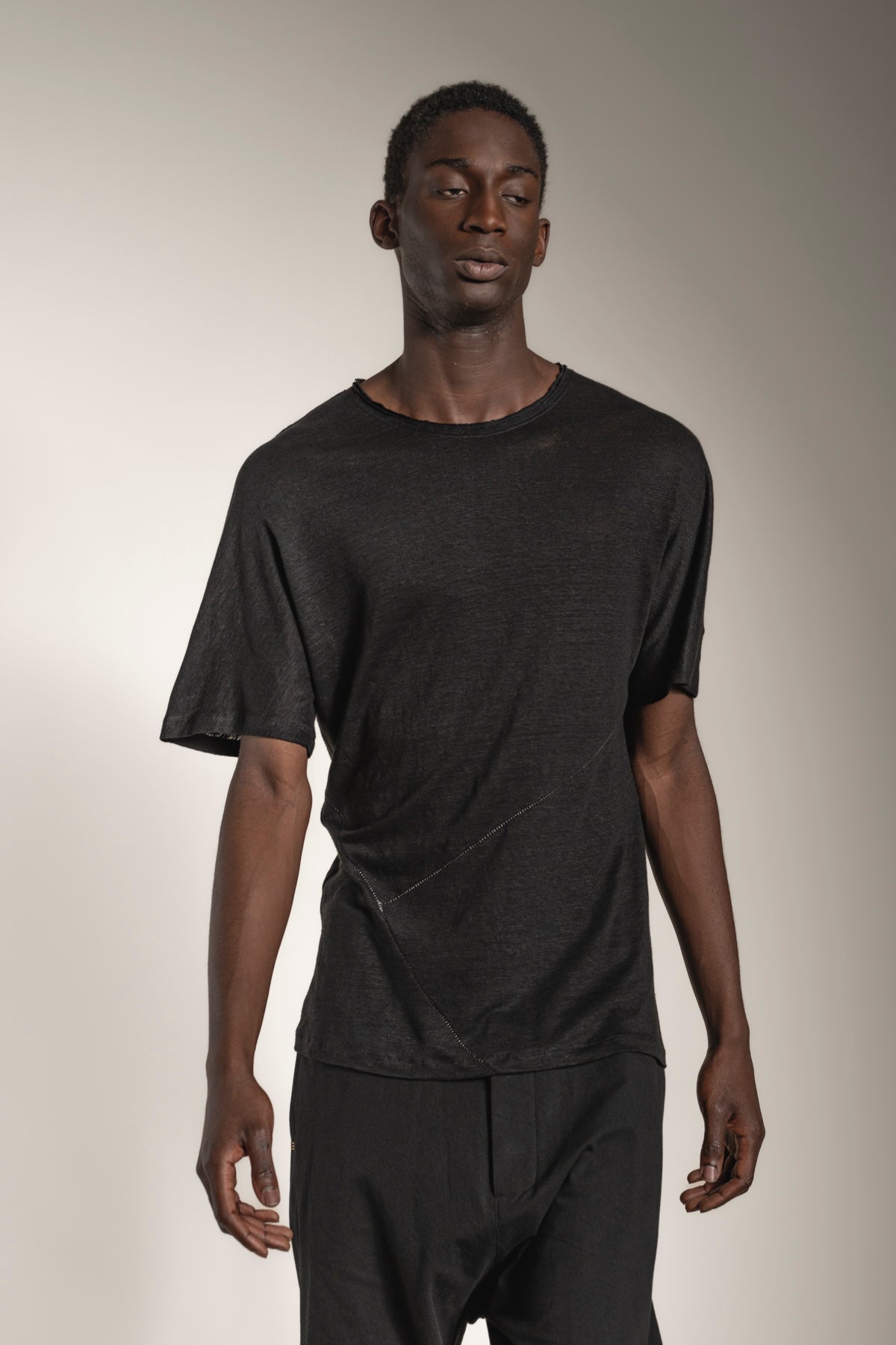eigensinnig wien | Thaler | Lässiges, schwarzes Leinen T-Shirt mit asymmetrischen Nähten