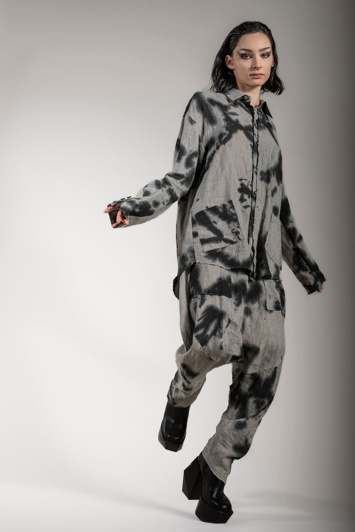 eigensinnig wien | Thoreau | Außergewöhnliche Designer Leinen Hemdjacke mit grauem Muster