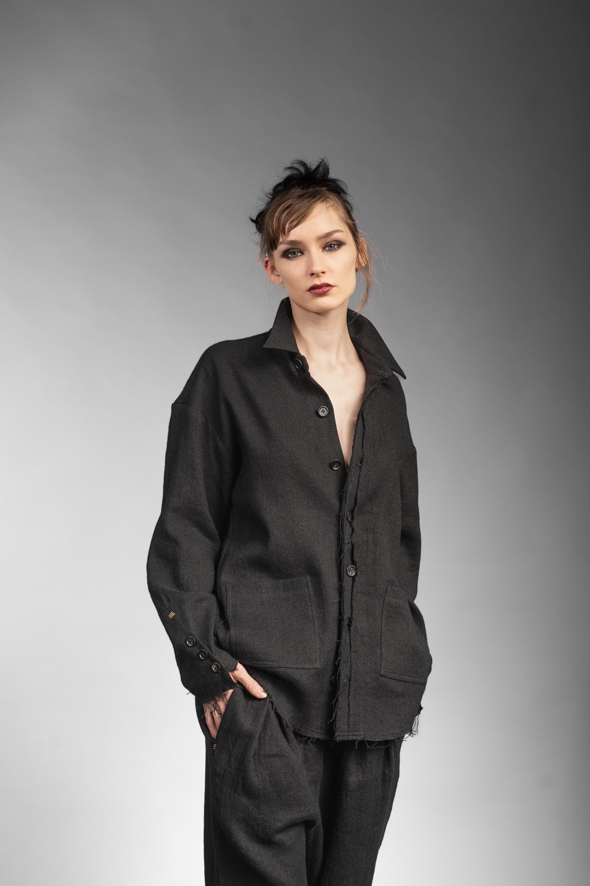 eigensinnig wien | Thoreau | Außergewöhnliches, schwarzes Designer Overshirt aus Wolle-Leinen-Mix