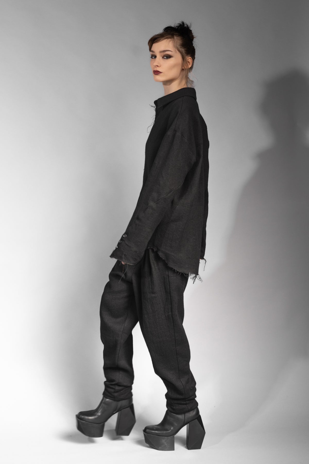 eigensinnig wien | Thoreau | Außergewöhnliches, schwarzes Designer Overshirt aus Wolle-Leinen-Mix