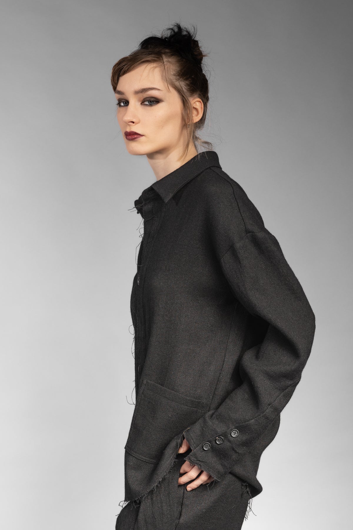 eigensinnig wien | Thoreau | Außergewöhnliches, schwarzes Designer Overshirt aus Wolle-Leinen-Mix