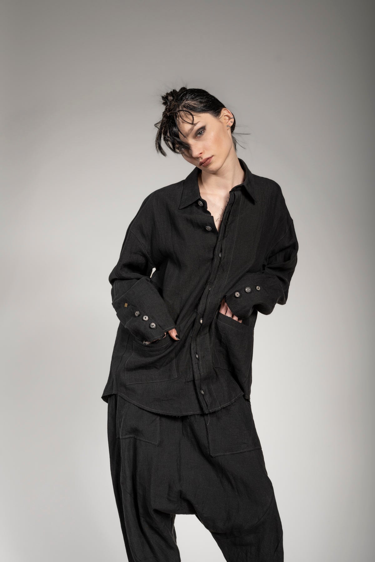 eigensinnig wien | Thoreau | Designer Leinen Overshirt in Schwarz