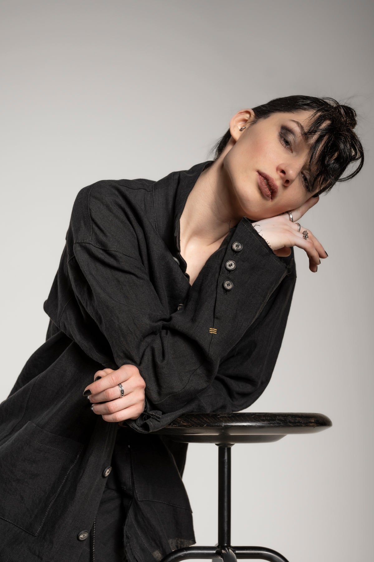 eigensinnig wien | Thoreau | Designer Leinen Overshirt in Schwarz