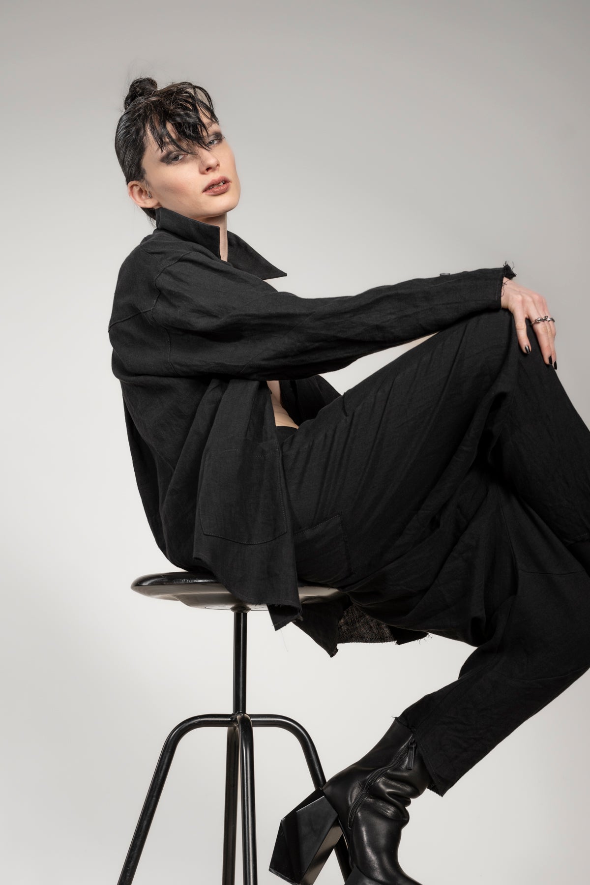 eigensinnig wien | Thoreau | Designer Leinen Overshirt in Schwarz
