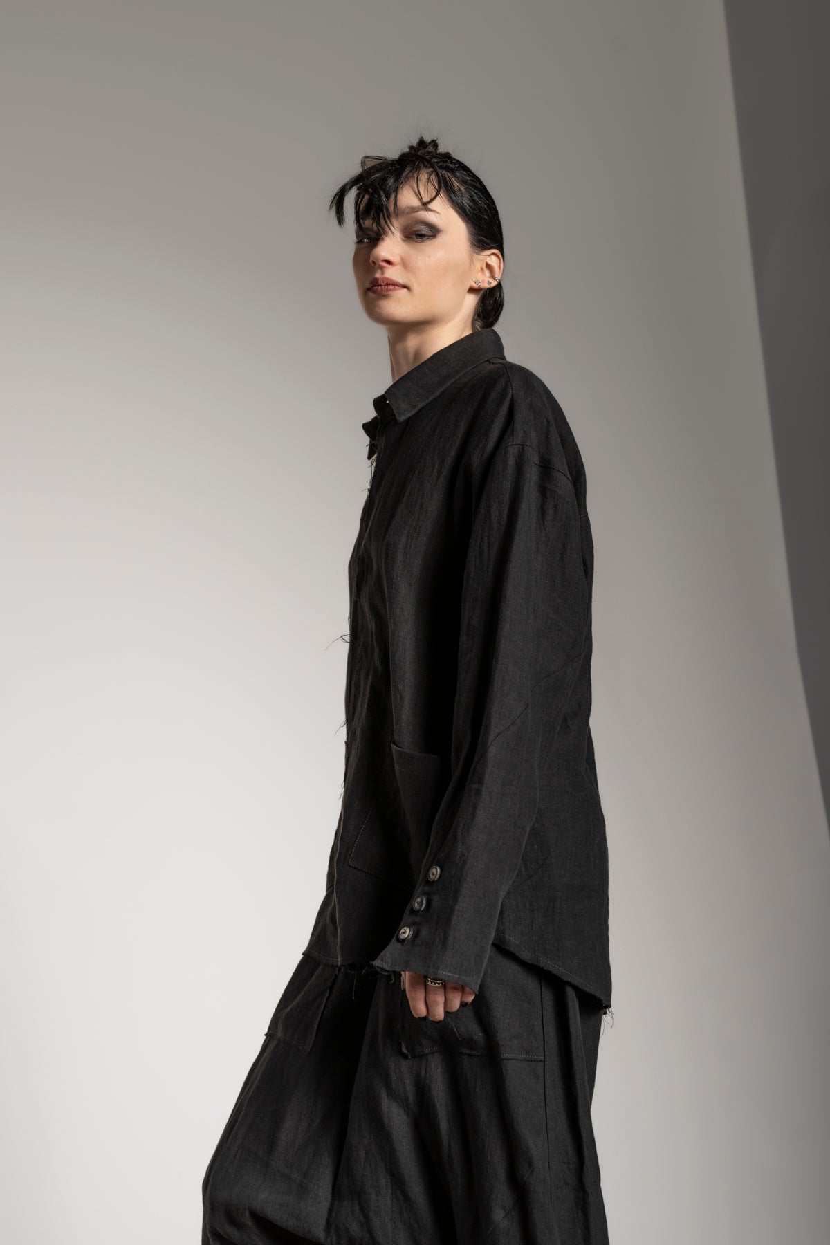 eigensinnig wien | Thoreau | Designer Leinen Overshirt in Schwarz