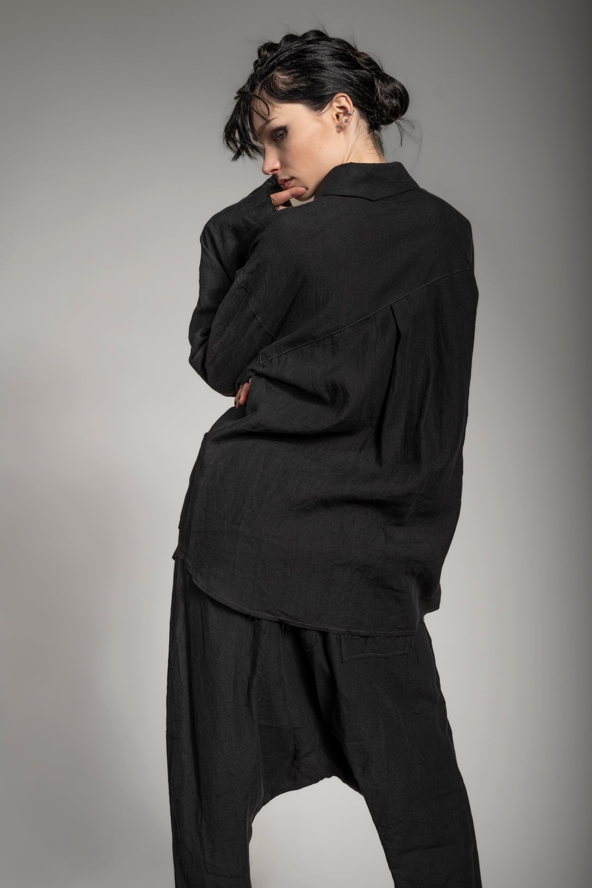 eigensinnig wien | Thoreau | Designer Leinen Overshirt in Schwarz